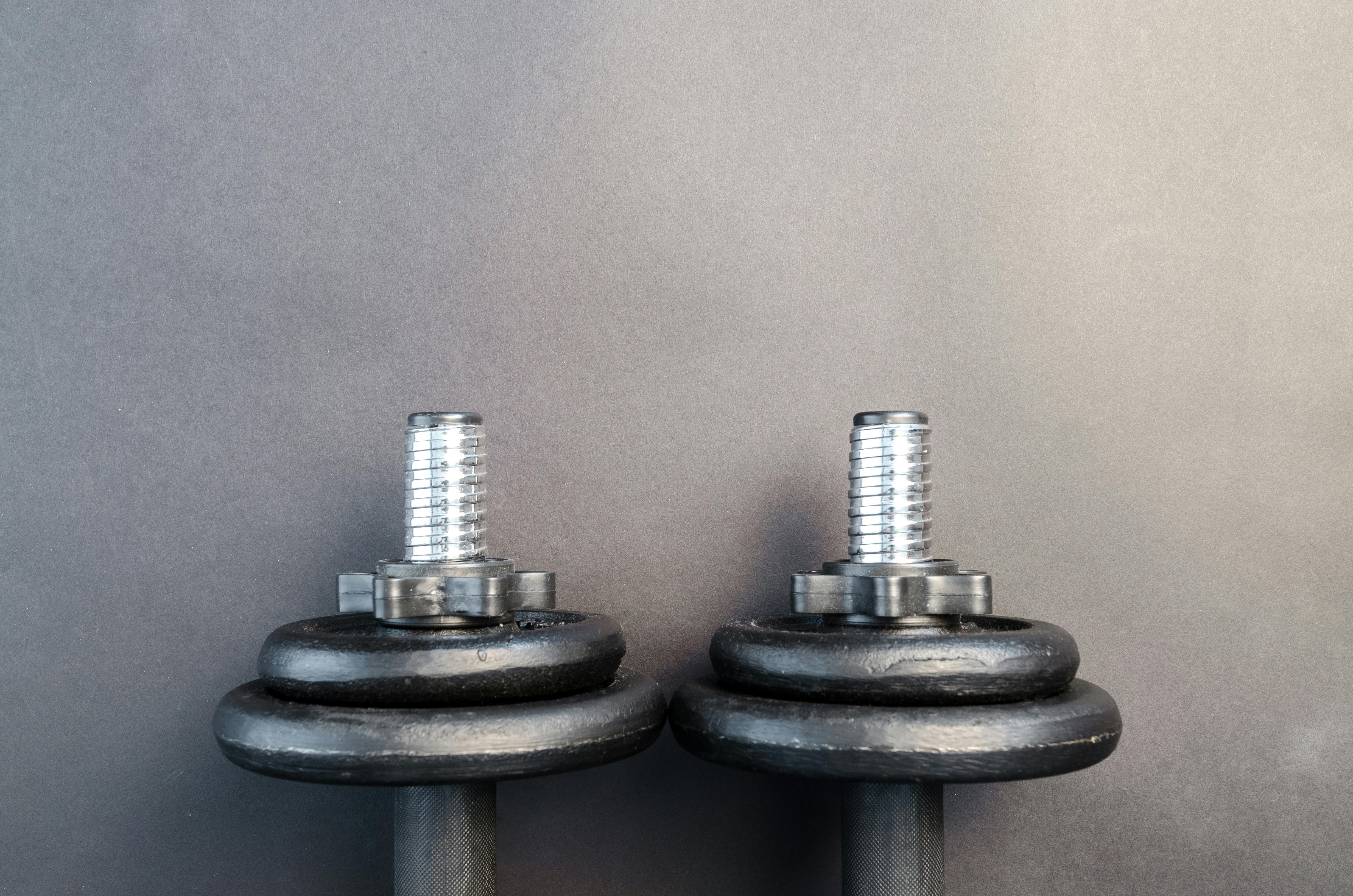 A picture of two dumbbells